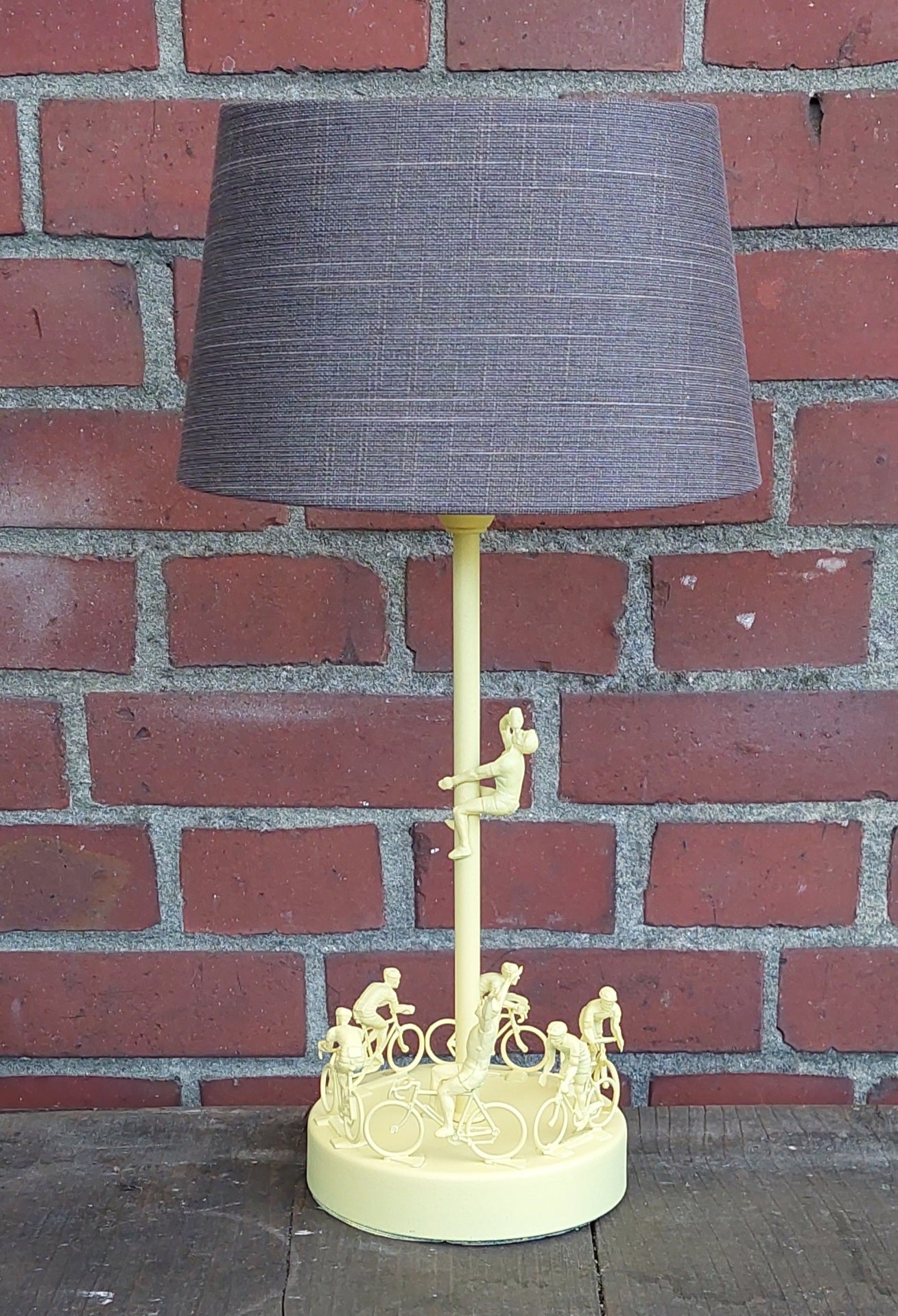 02624 Schemerlampje 'wielrenners rondje om de paal'