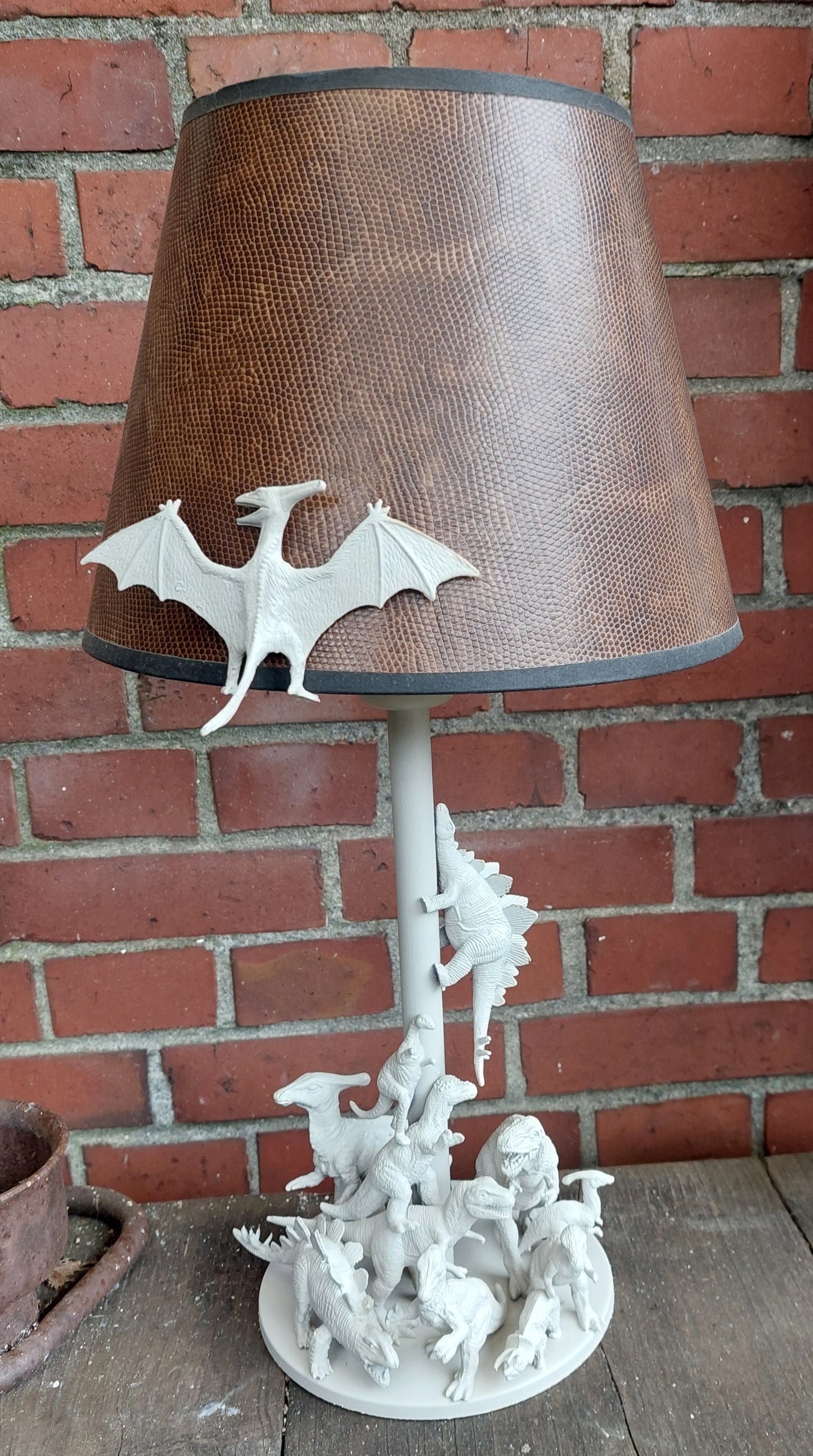 04824 Schemerlamp 'grijze dino's'